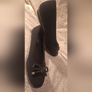 Elegant Black Flats with Bow Detail